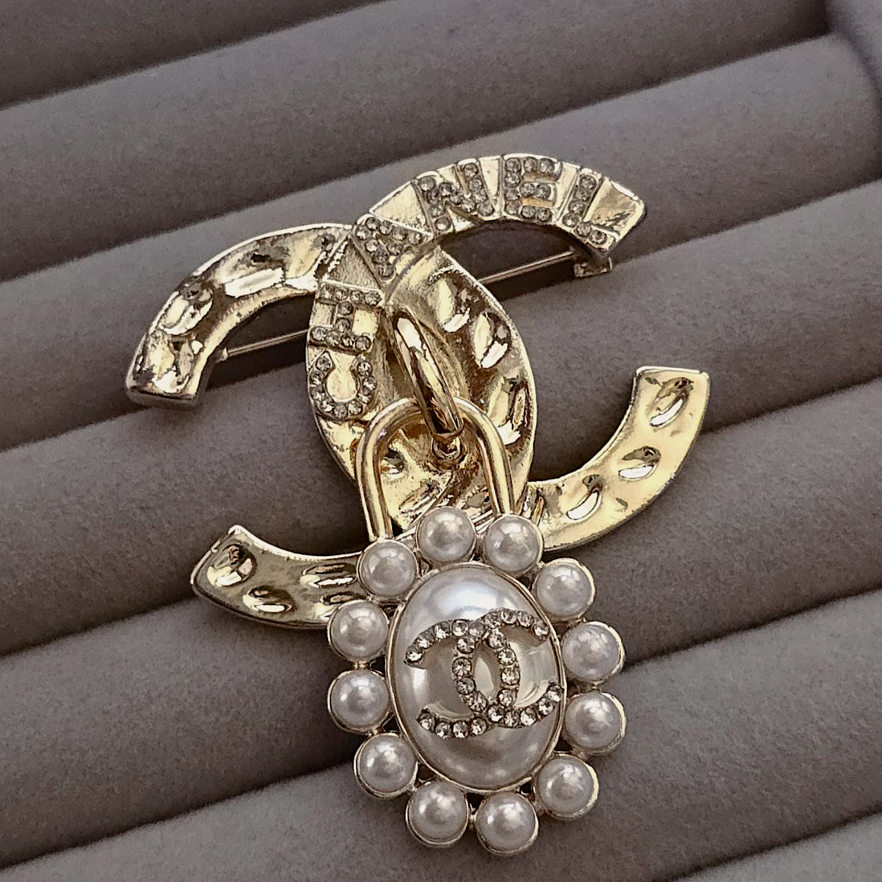 سنجاق سینه شنل نگین دار باآویز شنل صدفی